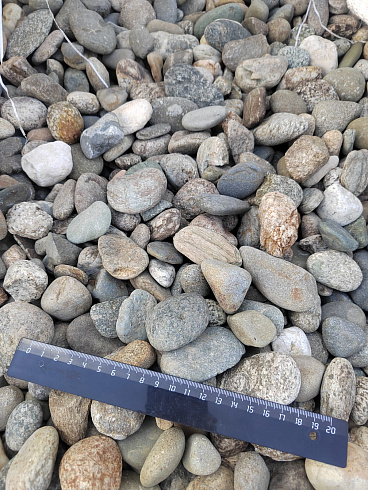 Kamenclub.ru: Галька речная окат (пестрая) фр. 20-40 мм. купить  в Луганске галька речная пестрая, серая, серые оттенки галька речная окатанная округлая 5000 руб/т   фото КАМЕНЬ КЛУБ