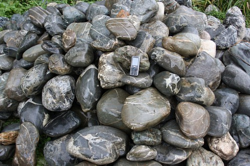 Kamenclub.ru: Валунчик Паутинник фр.100-300 мм  купить в Луганске крупный природный камень галечник темно-серый с прожилками белый черный речной валунчик 5000 руб/т   фото КАМЕНЬ КЛУБ
