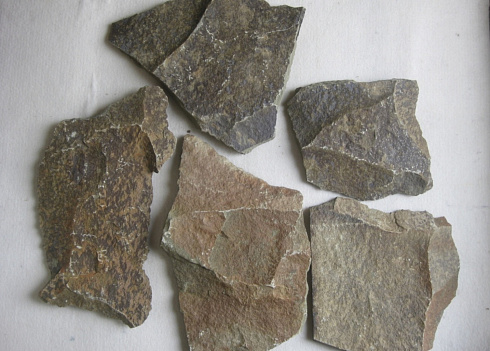 Kamenclub.ru: Песчаник пластушка "фонтанка" серо-зеленая (3,0-5,0 см)  купить в Луганске песчаник серо-зеленая колотые плитки облицовочные пластушки 11400 руб/м3   фото КАМЕНЬ КЛУБ