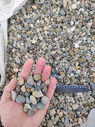 Kamenclub.ru: Галька речная окат (серая) фр.10-20 мм купить  в Луганске галька речная серая, серый, темно-серый, светло-серый, коричневый ландшафтная декоративная речная окатанная округлая галька 5000 руб/т   фото КАМЕНЬ КЛУБ