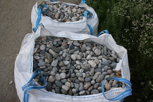 Kamenclub.ru: Галька речная окат (ассорти) фр. 50-100 мм. купить  в Луганске галька природная округлая серая белая черная серая коричневая синяя галька речная окатанная округлая 6200 руб/т   фото КАМЕНЬ КЛУБ