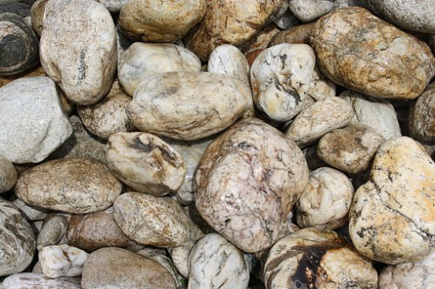 Kamenclub.ru: Кварцевый валунчик фр.100-300 мм.  купить в Луганске кварц белый, бежевый молочный рыжий крупный природный камень галечник 7850 руб/т   фото КАМЕНЬ КЛУБ