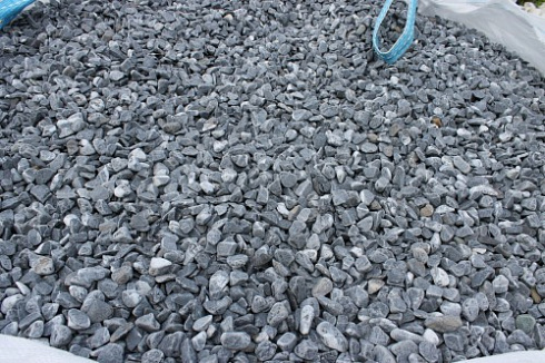 Kamenclub.ru: Щебень галтованный черный (мрамор) фр.10-20 мм.  купить в Луганске мрамор черный с белыми прожилками, черный, белый окатанный округлый ландшафтный декоративный щебень 15000 руб/т   фото КАМЕНЬ КЛУБ