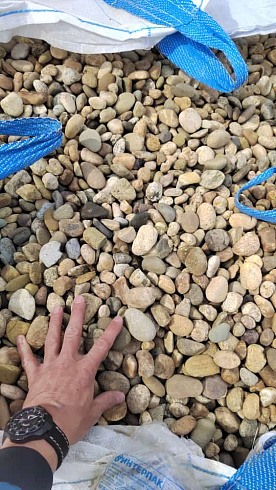 Kamenclub.ru: Галька речная окат рыжая фр. 20-40 мм. купить  в Луганске галька речная окатанная рыжая желтая серая округлая речная галька 5000 руб/т   фото КАМЕНЬ КЛУБ