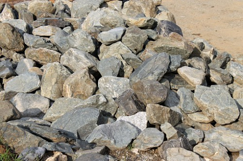 Kamenclub.ru: Гранит скальник (серо-зеленый) фр. 100-500 мм.  купить в Луганске гранит зеленый, серый, салатовый крупный ландшафтный валун 6 000 руб/т   фото КАМЕНЬ КЛУБ