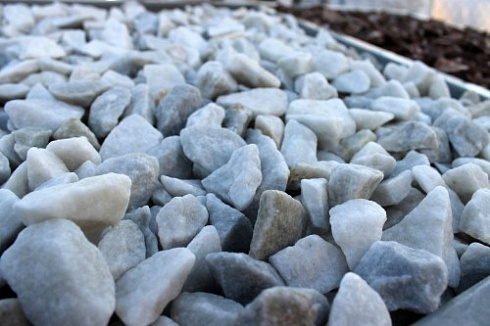 Kamenclub.ru: Мраморная крошка, щебень, цвет-белый,  фр. 20-40 мм.  купить в Луганске мрамор белый молочный слоновая кость айвори  мраморная крошка ландшафтная 12000 руб/т   фото КАМЕНЬ КЛУБ