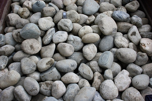 Kamenclub.ru: Темно-серый валунчик фр.100-300 мм.  купить в Луганске крупный природный камень серый, темно-серый, светло-серый речная галька большого размера окатанная 4500 руб/т   фото КАМЕНЬ КЛУБ