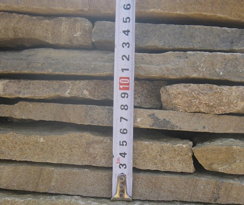 Kamenclub.ru: Песчаник пластушка желтый с разводом под дерево (2 см)  купить в Луганске плитняк желтый с разводами, желтый, рыжий, серый песчаник пластушка рваная ландшафтная 11 000 руб/м3   фото КАМЕНЬ КЛУБ