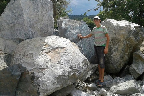 Kamenclub.ru: Змеевик скальник фр. 500-1500 мм.  купить в Луганске змеевик зеленый серый черный глыба скальная колотая 7500 руб/т   фото КАМЕНЬ КЛУБ