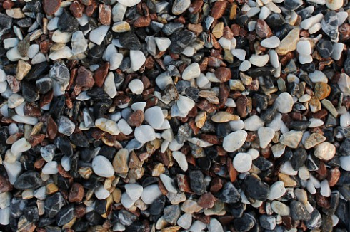 Kamenclub.ru: Мраморная крошка (щебень галтованный микс:белый-черный-розовый-медовый) фр.5-10 мм.  купить в Луганске мрамор белый, медовый, черный, розовый мраморный галтованный щебень декоративный ландшафтный 15500 руб/т   фото КАМЕНЬ КЛУБ