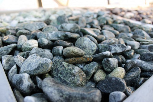 Kamenclub.ru: Щебень галтованный зеленый (змеевик) фр. 20-40 мм.  купить в Луганске мрамор зеленый, салатовый оголтованный щебень мраморный 12500 руб/т   фото КАМЕНЬ КЛУБ