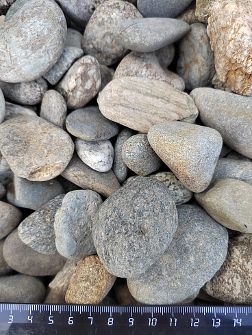 Kamenclub.ru: Галька речная окат (пестрая) фр. 20-40 мм. купить  в Луганске галька речная пестрая, серая, серые оттенки галька речная окатанная округлая 5000 руб/т   фото КАМЕНЬ КЛУБ