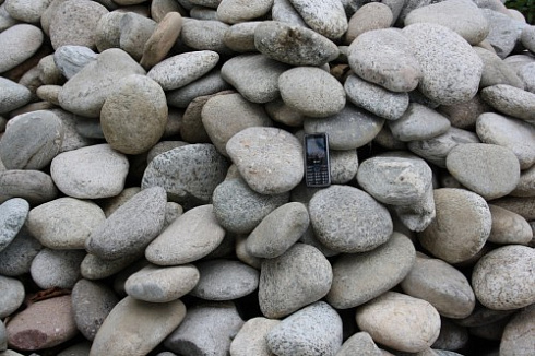 Kamenclub.ru: Галька речная плоская (бело-серая) фр. 100-200-300 мм. купить  в Луганске галька речная плоская серый, белый, бело-серый, серо-белый речная галька плоская  9000 руб/т   фото КАМЕНЬ КЛУБ