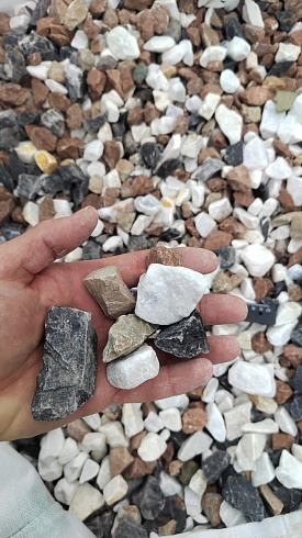 Kamenclub.ru: Мраморная крошка (щебень крошка микс : белый-черный-розовый) фр. 20-40 мм.  купить в Луганске мрамор белый, черный, розовый декоративная ландшафтная крошка 12000 руб/т   фото КАМЕНЬ КЛУБ