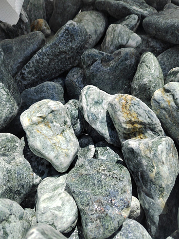 фото Галтованный жадеит (фр. 70-100 мм)  купить в Луганске в интернет-портале КАМЕНЬ КЛУБ