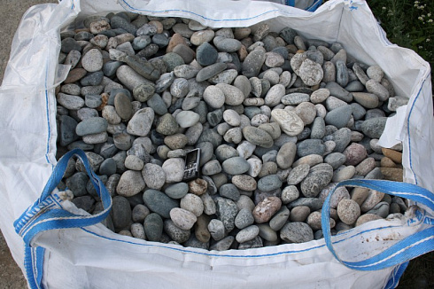 Kamenclub.ru: Галька речная окат (серая) фр.40-60 мм купить  в Луганске галька речная серый бежевый рыжий коричневый округлый речной камень 5000 руб/т   фото КАМЕНЬ КЛУБ