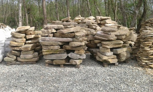 Kamenclub.ru: Песчаник плиты - плахи - пошаговые дорожки (фр. 70-150 мм)  купить в Луганске песчаник серый бежевый желтый зеленый колотый песчаник строительный 6500 руб/т   фото КАМЕНЬ КЛУБ