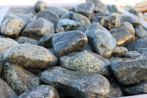 Kamenclub.ru: Щебень галтованный зеленый (змеевик) фр. 50-100 мм.  купить в Луганске галтовка мраморная зеленый, салатовый мрамор 12 500 руб/т   фото КАМЕНЬ КЛУБ