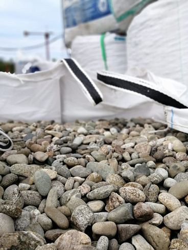 Kamenclub.ru: Галька речная окат (пестрая) фр. 20-40 мм. купить  в Луганске галька речная пестрая, серая, серые оттенки галька речная окатанная округлая 5000 руб/т   фото КАМЕНЬ КЛУБ