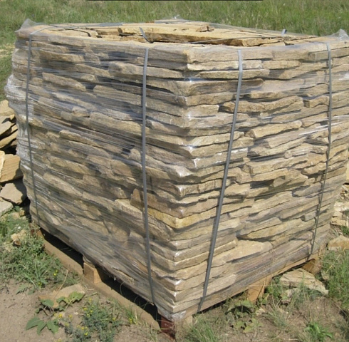 Kamenclub.ru: Песчаник пластушка желтый с рисунком (3 см)  купить в Луганске песчаник желтый с рисунком, рыжий, желтый песчаник пластушка ландшафтная рваная 8 500 руб/м3   фото КАМЕНЬ КЛУБ