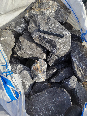 Kamenclub.ru: Черный мрамор скальник фр. 100-500 мм.  купить в Луганске мрамор черный белый серый крупный колотый валун ландшафтный 8500 руб/т   фото КАМЕНЬ КЛУБ