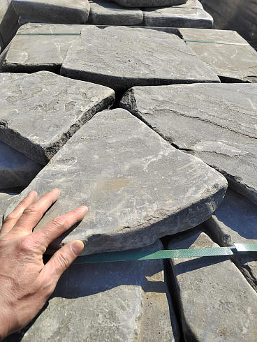 Kamenclub.ru: Песчаник пластушка светло-серый (4,0 - 6,0 см)  купить в Луганске плитняк - пластушка светло-серый песчаник 12600 руб/м3   фото КАМЕНЬ КЛУБ