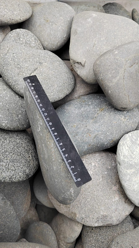 Kamenclub.ru: Галька речная плоская (темно-серая) фр. 70-150 мм. купить  в Луганске галечник природный темно-серый серый синий речная плоская природная окатанная  9000 руб/т   фото КАМЕНЬ КЛУБ