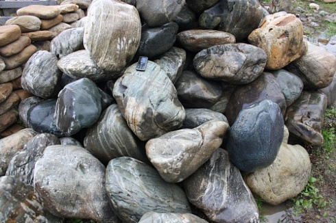 Kamenclub.ru: Речной валун Кабанчик фр.300-500 мм.  купить в Луганске крупный природный камень галька серый, темно-серый речной валун галечник масштабный 7000 руб/т   фото КАМЕНЬ КЛУБ