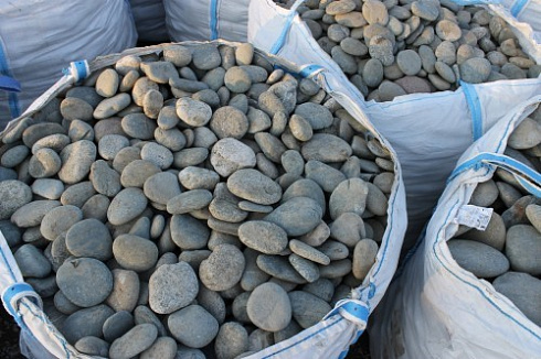 Kamenclub.ru: Галька речная плоская (ассорти) фр. 100-200-300 мм. купить  в Луганске галька плоская разноцветная серый белый темно-серый синий речная галька ландшафтная 8000 руб/т   фото КАМЕНЬ КЛУБ