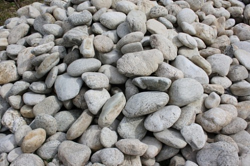 Kamenclub.ru: Бело-серый валунчик фр.100-300 мм.  купить в Луганске крупный камень для ландшафта серый, белый бело-серый валун крупная галька 4500 руб/т   фото КАМЕНЬ КЛУБ