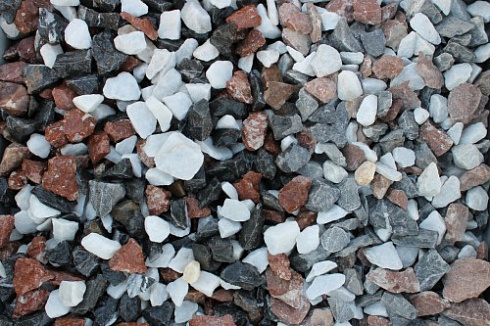 Kamenclub.ru: Мраморная крошка (щебень крошка микс : белый-черный-розовый) фр. 20-40 мм.  купить в Луганске мрамор белый, черный, розовый декоративная ландшафтная крошка 12000 руб/т   фото КАМЕНЬ КЛУБ