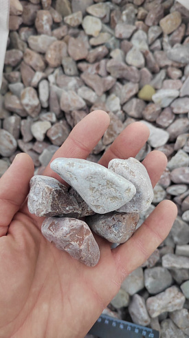 Kamenclub.ru: Мраморная крошка (щебень галтованный розовый) фр.20-40 мм.  купить в Луганске мрамор розовый, красный оголтованный округлый щебень  15000 руб/т   фото КАМЕНЬ КЛУБ