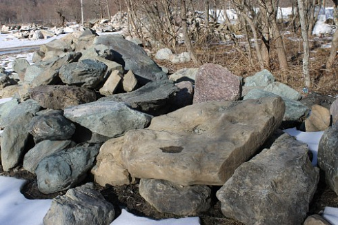 Kamenclub.ru: Гранит скальник (серо-зеленый) фр. 500-1500 мм.  купить в Луганске гранит мрамор  серый зеленый темно-серый глыба скальная колотая ландшафтная 7 500 руб/т   фото КАМЕНЬ КЛУБ