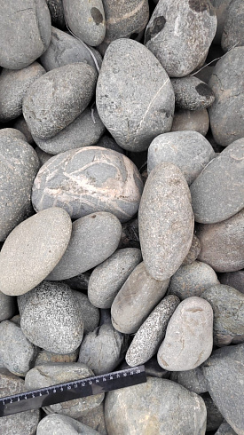 Kamenclub.ru: Галька речная окат (темно-серая) фр. 70-150 мм. купить  в Луганске галька речная темно-серая, синяя, серая речная галька округлая  8000 руб/т   фото КАМЕНЬ КЛУБ
