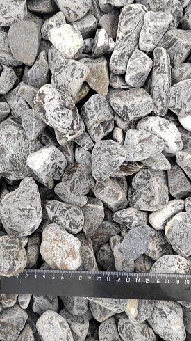 Kamenclub.ru: Щебень галтованный черный (мрамор) фр.40-70 мм.  купить в Луганске мрамор черный с белыми прожилками, черный, белый щебень галтованный округлый 13500 руб/т   фото КАМЕНЬ КЛУБ