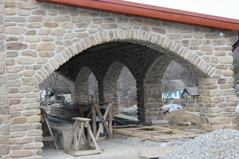 Kamenclub.ru: Песчаник для строительства и кладки блочный (фр 100-200 мм)  купить в Луганске песчаник бежевый серый рыжий валун мелкий для строительства песчаник 6500 руб/т   фото КАМЕНЬ КЛУБ