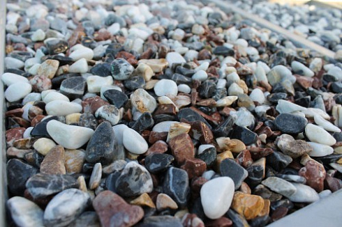 Kamenclub.ru: Мраморная крошка (щебень галтованный микс:белый-черный-розовый-медовый) фр.10-20 мм.  купить в Луганске мрамор белый, медовый, черный, розовый мраморный декоративный ландшафтный окатанный округлый галтованный щебень 15500 руб/т   фото КАМЕНЬ КЛУБ