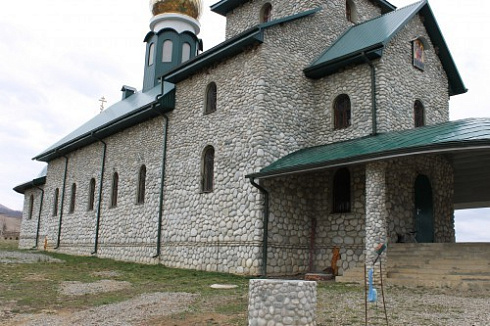 Kamenclub.ru: Галька речная плоская (бело-серая) фр. 100-200-300 мм. купить  в Луганске галька речная плоская серый, белый, бело-серый, серо-белый речная галька плоская  9000 руб/т   фото КАМЕНЬ КЛУБ