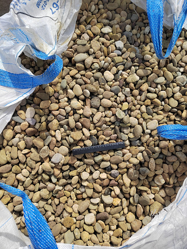 Kamenclub.ru: Галька речная окат рыжая фр. 20-40 мм. купить  в Луганске галька речная окатанная рыжая желтая серая округлая речная галька 5000 руб/т   фото КАМЕНЬ КЛУБ