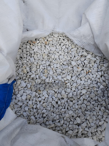 Kamenclub.ru: Мраморная крошка, щебень, цвет-белый, фр. 10-20 мм.  купить в Луганске мрамор белый, молочный айвори каменная ландшафтная декоративная крошка шебня 12000 руб/т   фото КАМЕНЬ КЛУБ