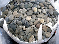 Kamenclub.ru: Галька речная плоская (ассорти) фр. 100-200-300 мм купить в Луганске галька галечник природный серый, белый темно-серый синий рыжий светло-серый природная галька плоская крупная 8000 руб/т   фото КАМЕНЬ КЛУБ