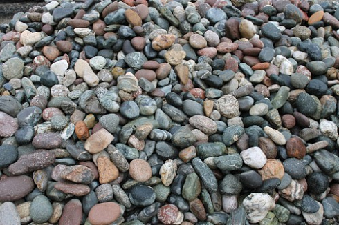 Kamenclub.ru: Галька окат (цветная картошка) фр. 50-100 мм. купить  в Луганске галька природная окатанная серый белый цветной синий темно-серый коричневый округлый галечник окатанный 6800 руб/т   фото КАМЕНЬ КЛУБ