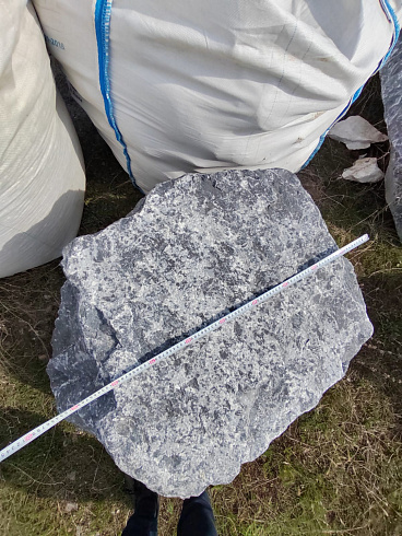 Kamenclub.ru: Черный мрамор скальник фр. 1000-1500 мм.  купить в Луганске мрамор черный белый серый крупный колотый валун ландшафтный 9000 руб/т   фото КАМЕНЬ КЛУБ