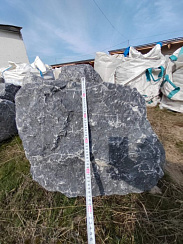 Kamenclub.ru: Черный мрамор скальник фр. 1000-1500 мм.  купить в Луганске мрамор черный белый серый крупный колотый валун ландшафтный 9000 руб/т   фото КАМЕНЬ КЛУБ