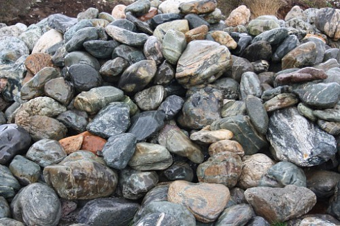 Kamenclub.ru: Ландшафтные валунчики фр.100-500 мм.  купить в Луганске крупный природный камень серый, темно-серый, светло-серый речной валун крупный 4800 руб/т   фото КАМЕНЬ КЛУБ