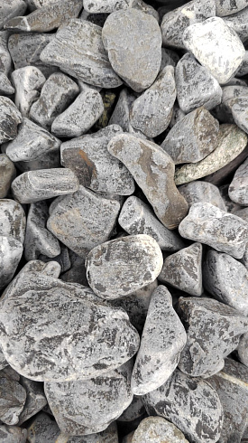 Kamenclub.ru: Щебень галтованный черный (мрамор) фр.40-70 мм.  купить в Луганске мрамор черный с белыми прожилками, черный, белый щебень галтованный округлый 13500 руб/т   фото КАМЕНЬ КЛУБ