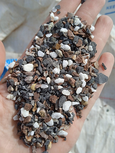 Kamenclub.ru: Мраморная крошка (щебень крошка микс : белый-черный-розовый) фр. 3-5 мм.  купить в Луганске мрамор белый, черный, розовый, разноцветный мраморная каменная крошка декорвтивная 12000 руб/т   фото КАМЕНЬ КЛУБ