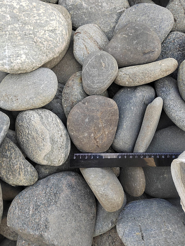 Kamenclub.ru: Галька речная плоская (ассорти) фр. 70-150 мм. купить  в Луганске галька галечник серый белый темно-серый синий светло-серый плоская природная галька  9000 руб/т   фото КАМЕНЬ КЛУБ