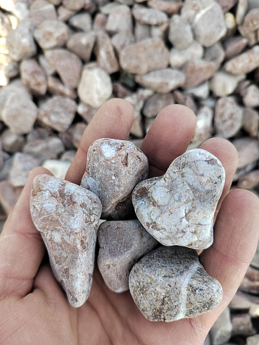 Kamenclub.ru: Мраморная крошка (щебень галтованный розовый) фр.20-40 мм.  купить в Луганске мрамор розовый, красный оголтованный округлый щебень  15000 руб/т   фото КАМЕНЬ КЛУБ