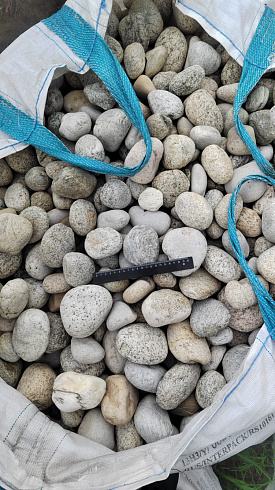 Kamenclub.ru: Галька речная окат (серо-белая) фр. 70-120 мм купить  в Луганске галька галечник бело-серая, серо-белая, серая, белая речная природная галька  8000 руб/т   фото КАМЕНЬ КЛУБ